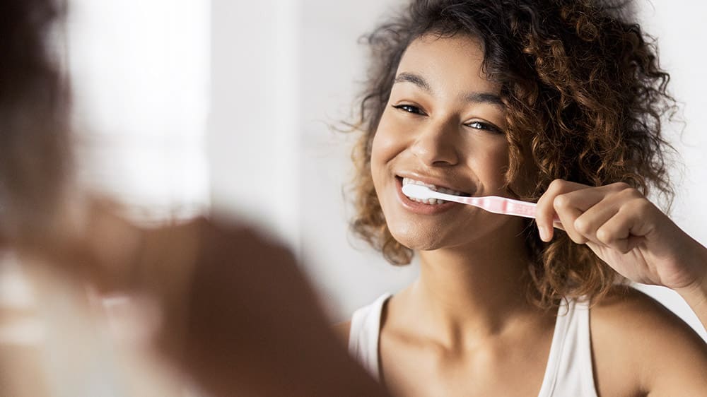 Børst dine tænder mindst to gange om dagen eller som anvist af en tandlæge eller tandplejer.