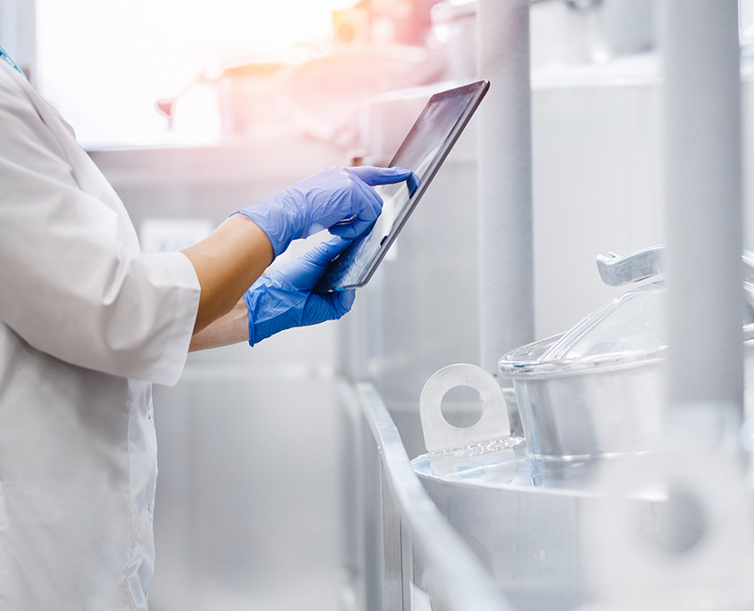 Nærbillede af en læge, der bruger en tablet