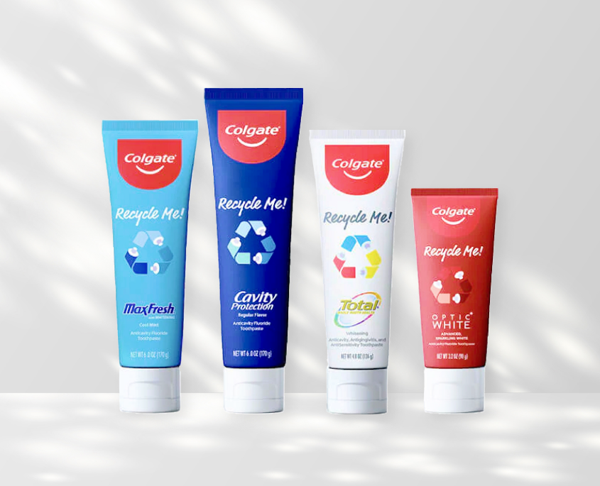 Ung kvinde børster tænder