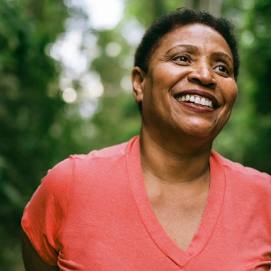 Ældre kvinde, der smiler