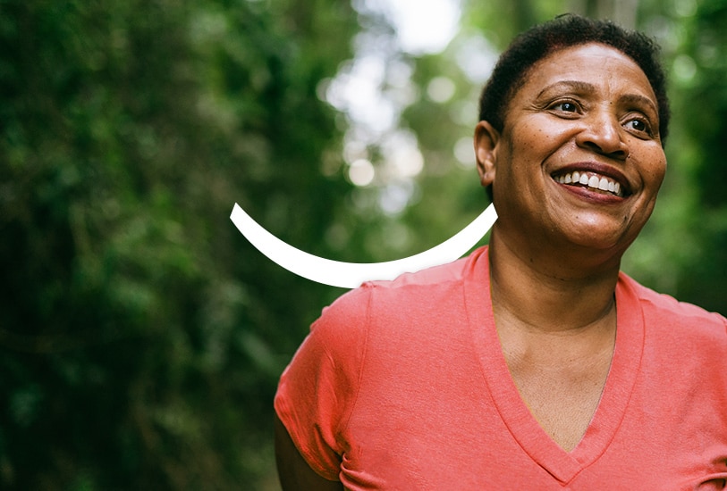 Ældre kvinde, der smiler