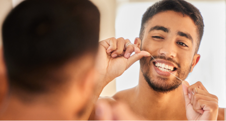 mand, der bruger tandtråd