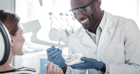 Tandlæge tilser en kvinde