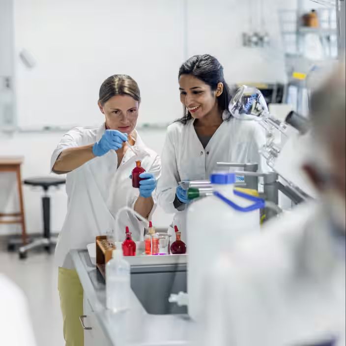 mennesker i et laboratorium