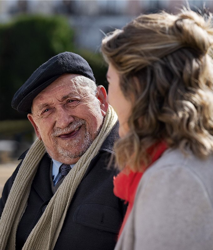 en gammel mand, der griner med en kvinde