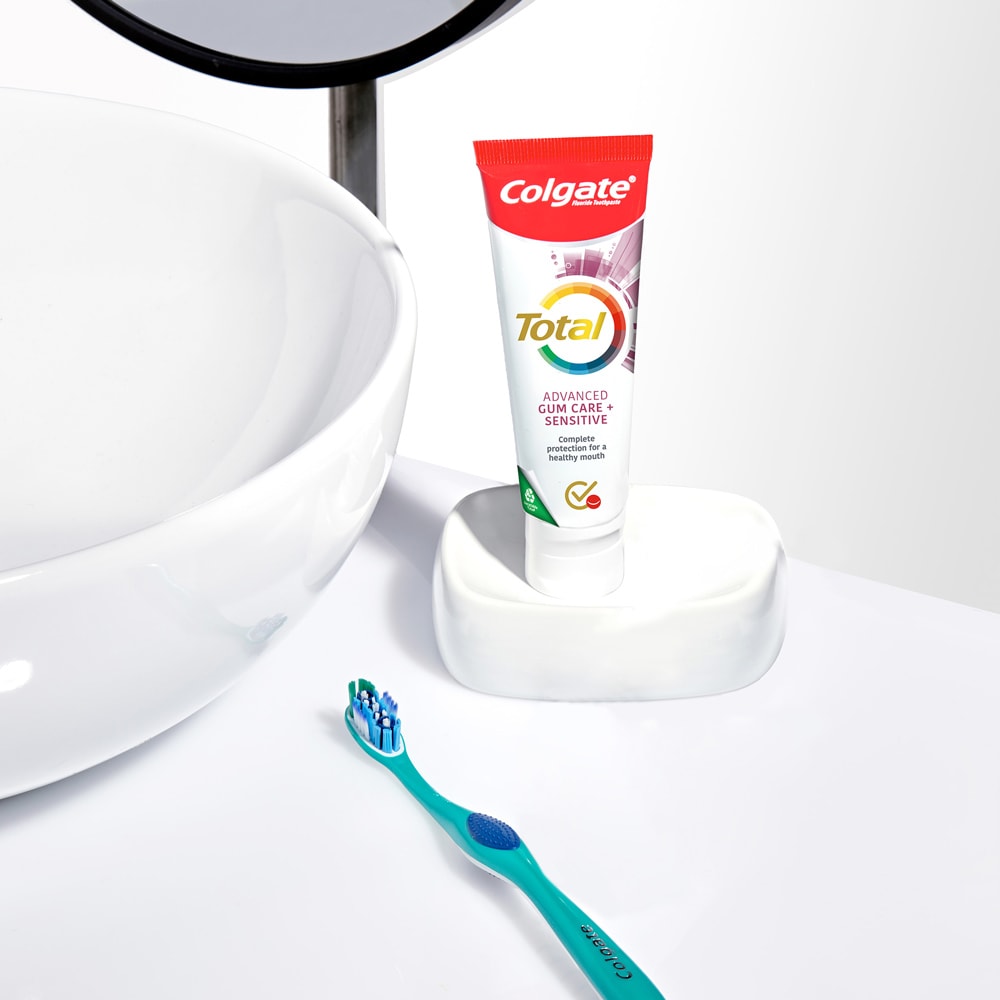 Børst mindst to gange om dagen med Colgate Total Gum Care