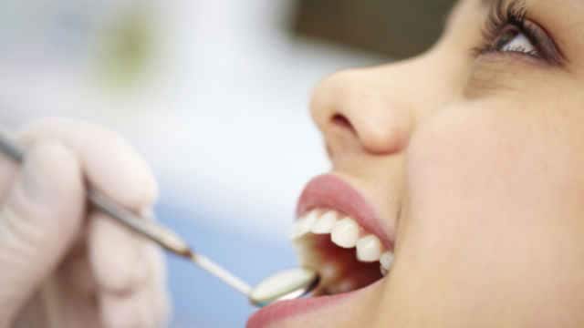 kvinde bliver undersøgt af tandlægen